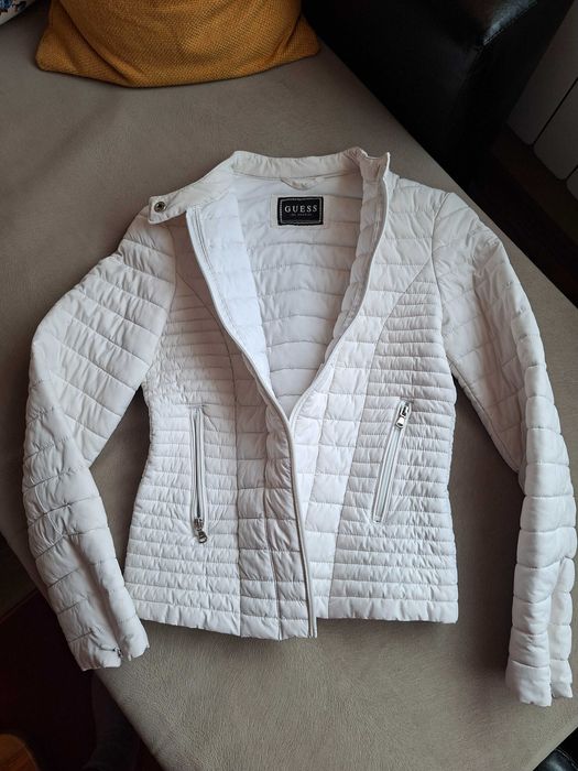Guess оригиналнно бяло яке