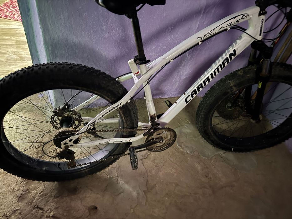 Vând bicicletă foarte puțin rulată