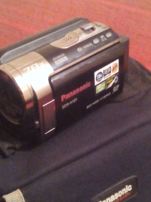 Видеокамера Panasonic с треногой.