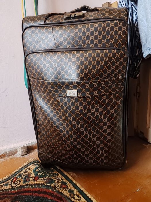 Продам чемодан на двух колесах