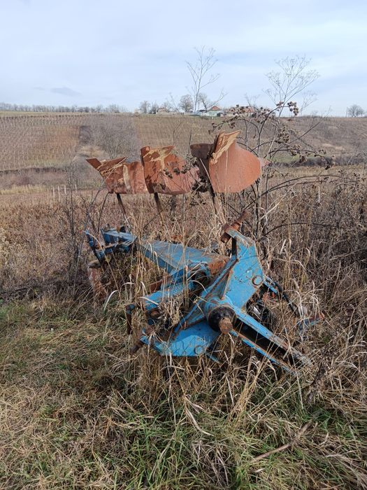 Plug reversibil cu 3 brazde