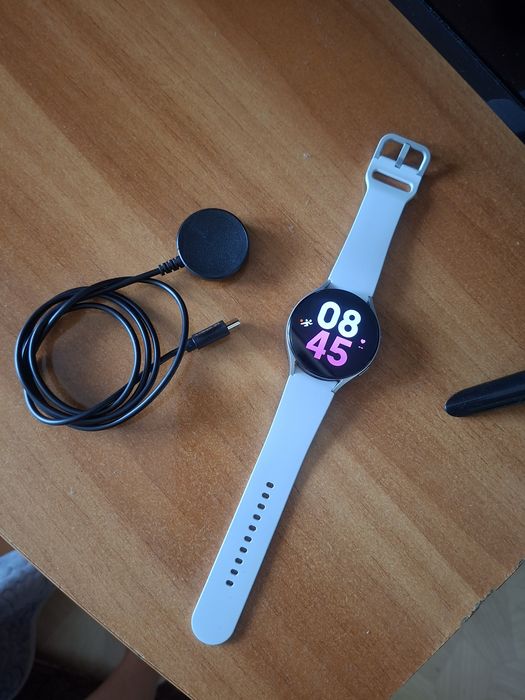 Ceas smart watch 5 vine cu încărcător stare perfectă  300lei