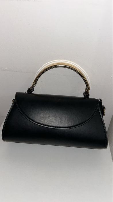 Дамска черна чантичка със златна дръжка
