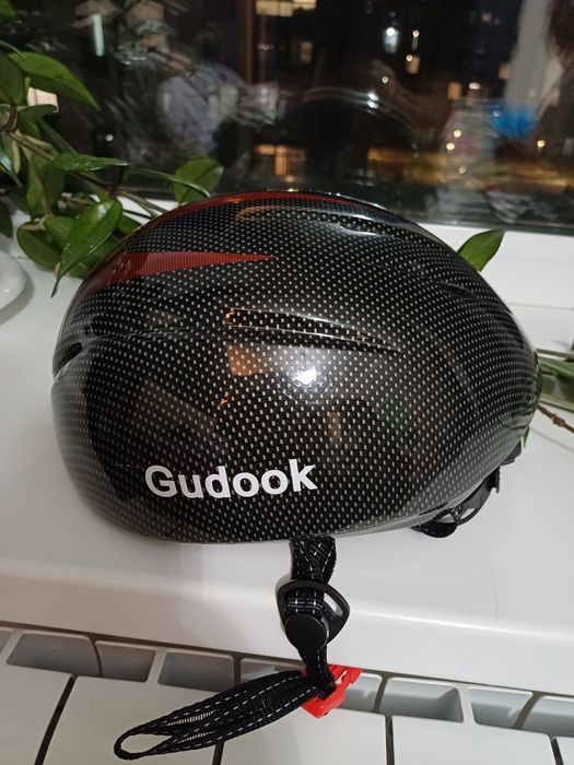 Каска для сорта шортрек идт..