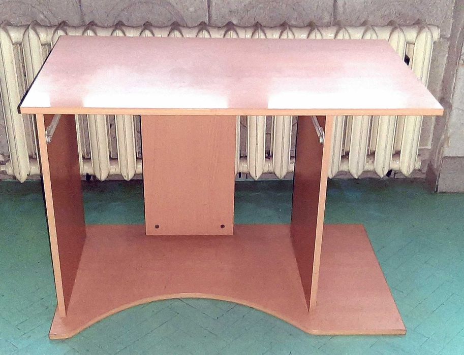 Продавам две бюра