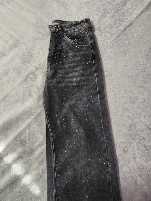 Сиви дънки с камъни с широк крачол