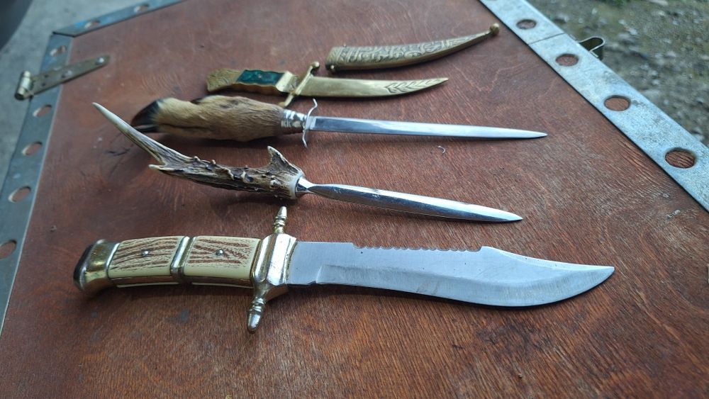 Продавам сет от 4 стари ножа
