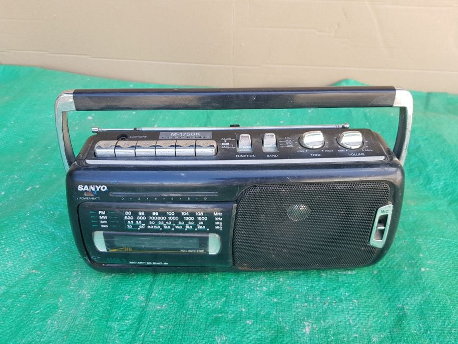 Radio Casetofon sanyo  vechi model M-1750,k made in japan