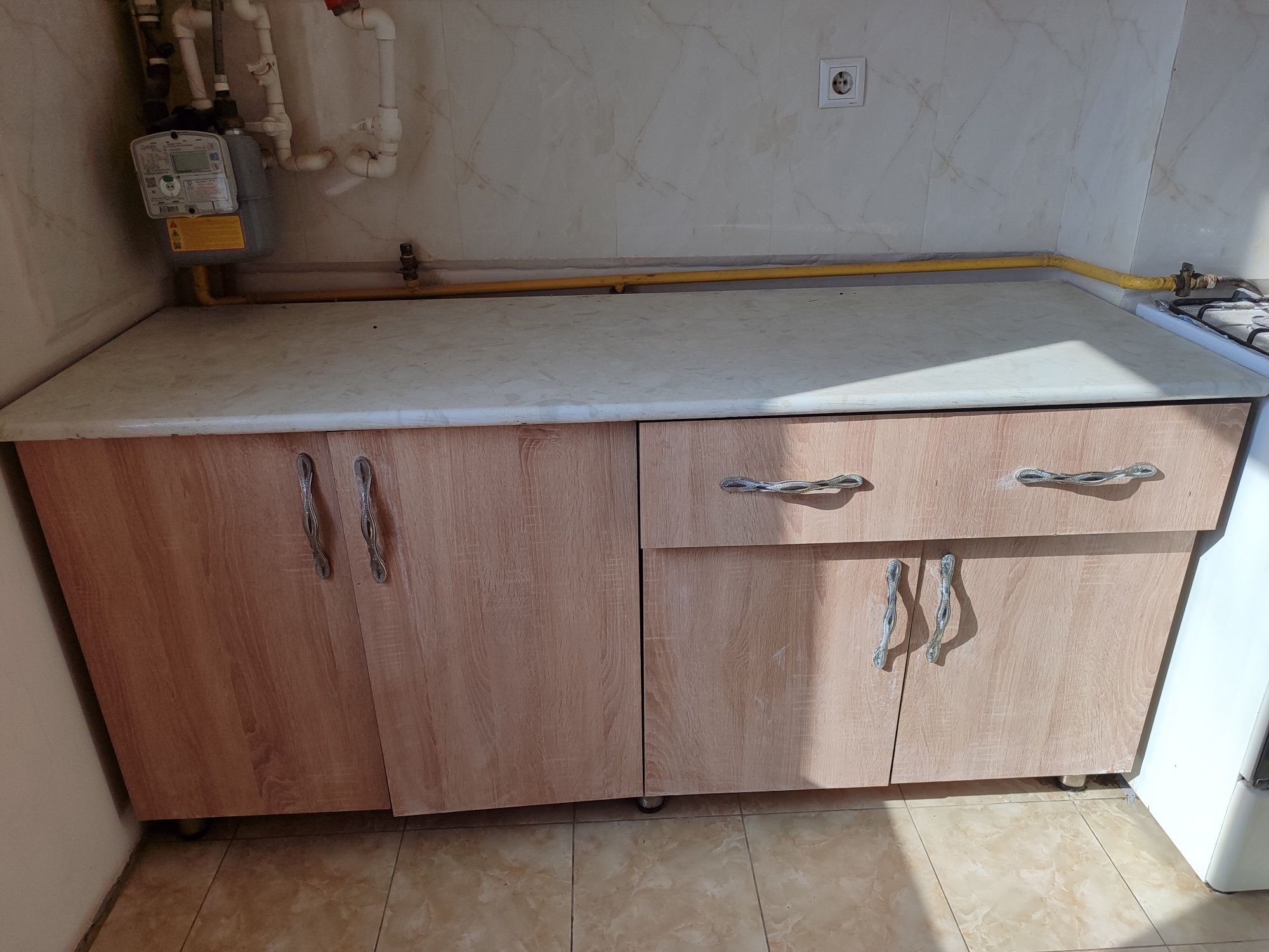 Kuxinni mebel 176sm kattalikda keng katta qilib yasalgan.