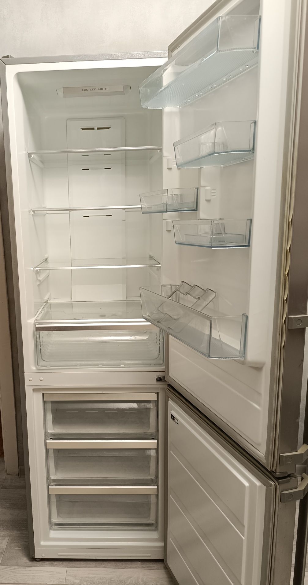 Продам холодильник Midea