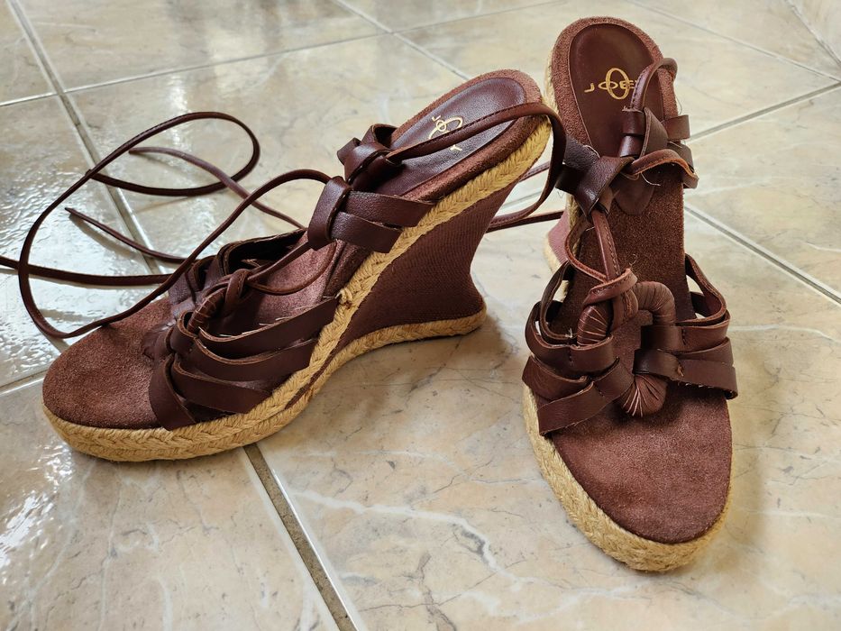 Велурени сандали