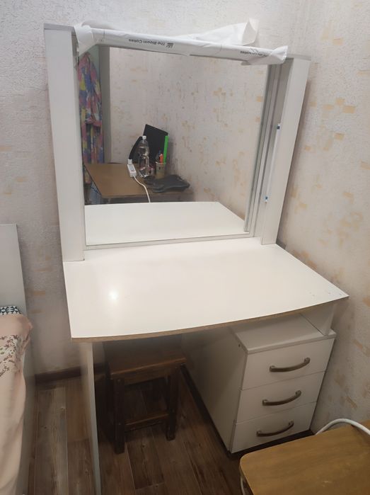 Продам косметический столик