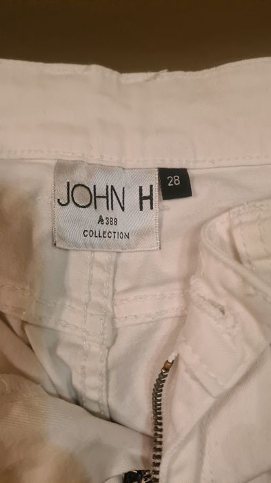 Pantaloni  băieți culoare alba, (tip blugi) marca JOHN H
