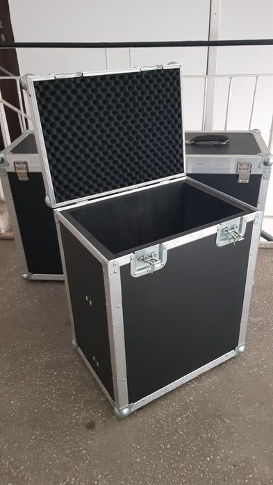 Valiza casse scule cabluri consola mixer microfon drona laptop lumini