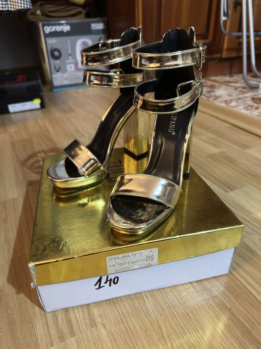 Sandale aurii lac sintetic