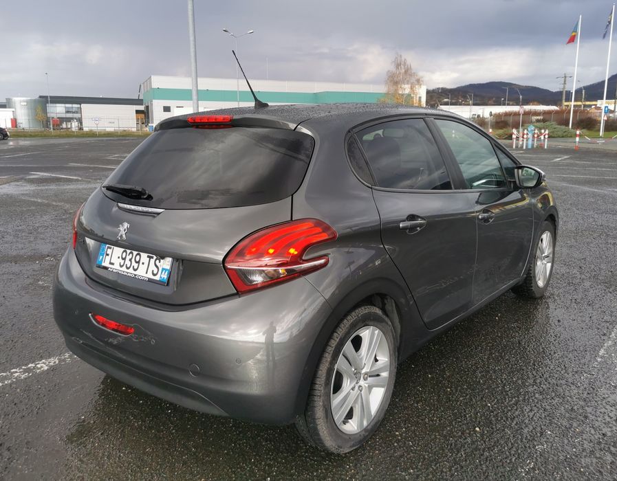 Peugeot 208 1.2VTI Signature 75903km an 2019