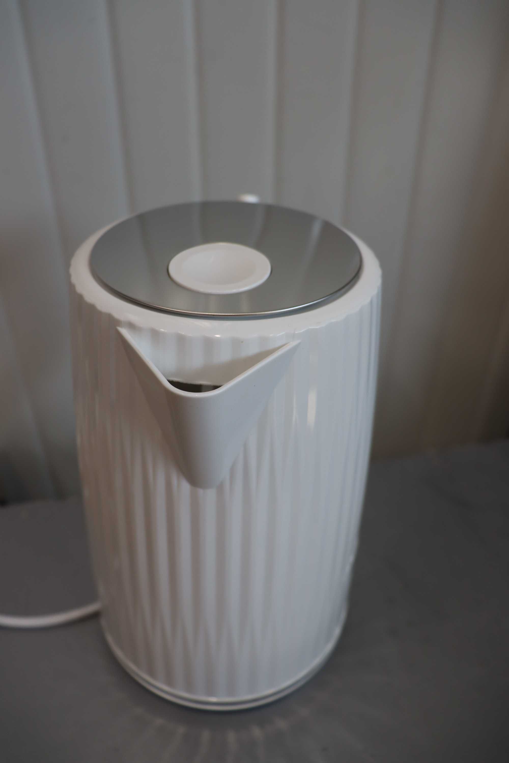 Електрическа кана Russell Hobbs Гореща вода, чай или кафе, 1.7л, 3000W