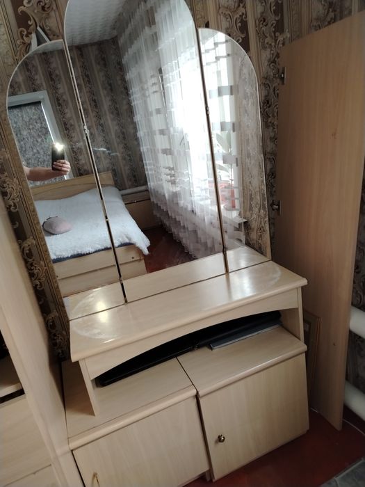 Трюмо с зеркалом продам