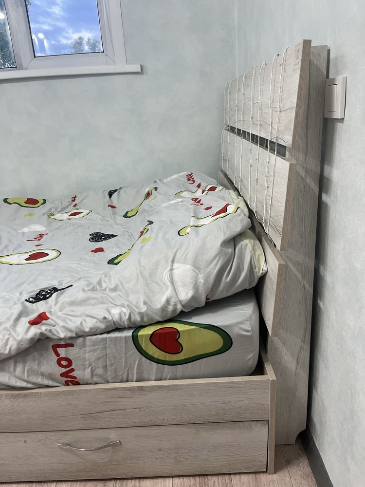 Кровать с матрасом