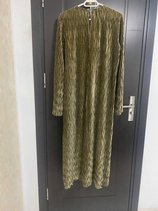 Vând rochie model deosebit