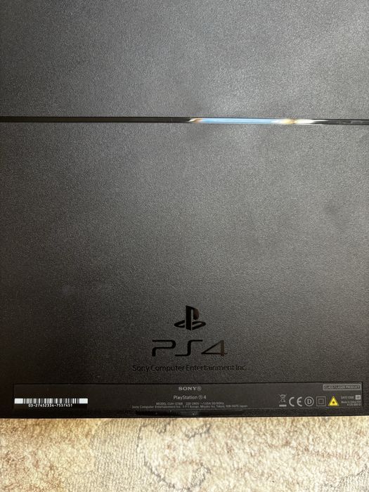 PlayStation 4 1TB + 2 manete