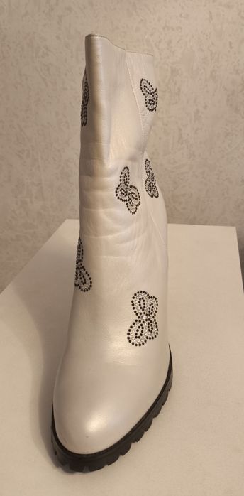 Продам ботинки белые со стразами