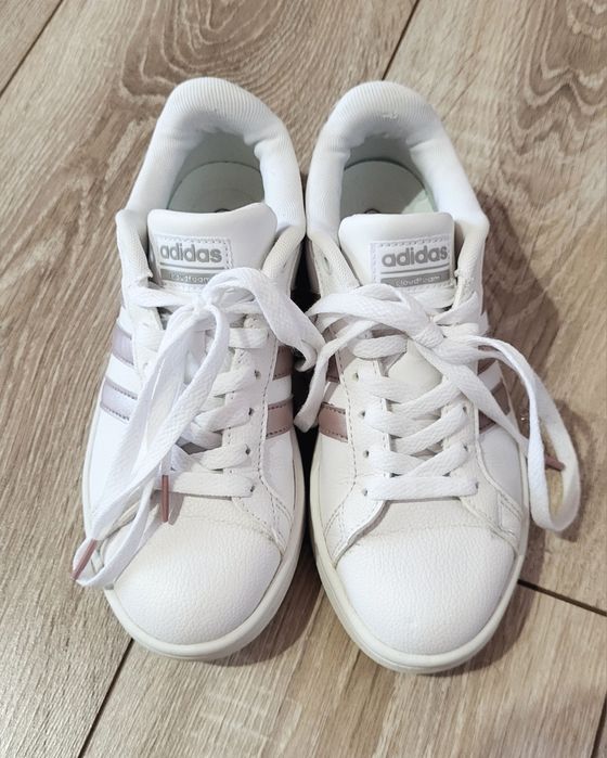 Маратонки, обувки на ток