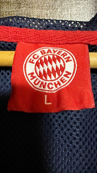 Bluza sport FC Bayern München ca noua ,impecabila ,cu gluga