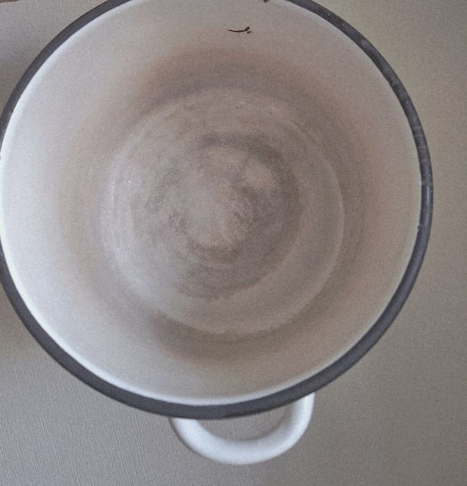 Эмалированные кастрюли.