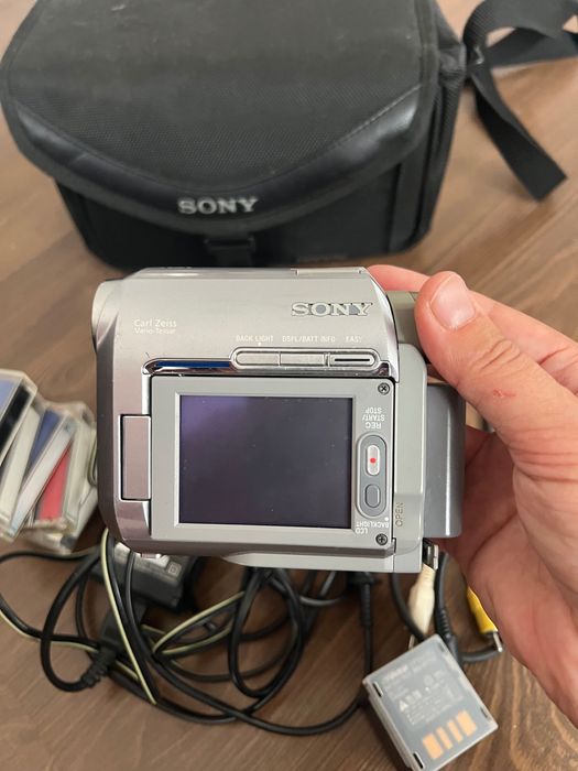 Vând cameră de filmat Sony digitală cu casetă  mică