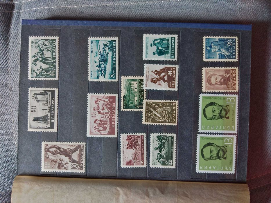 Класьор с марки България.