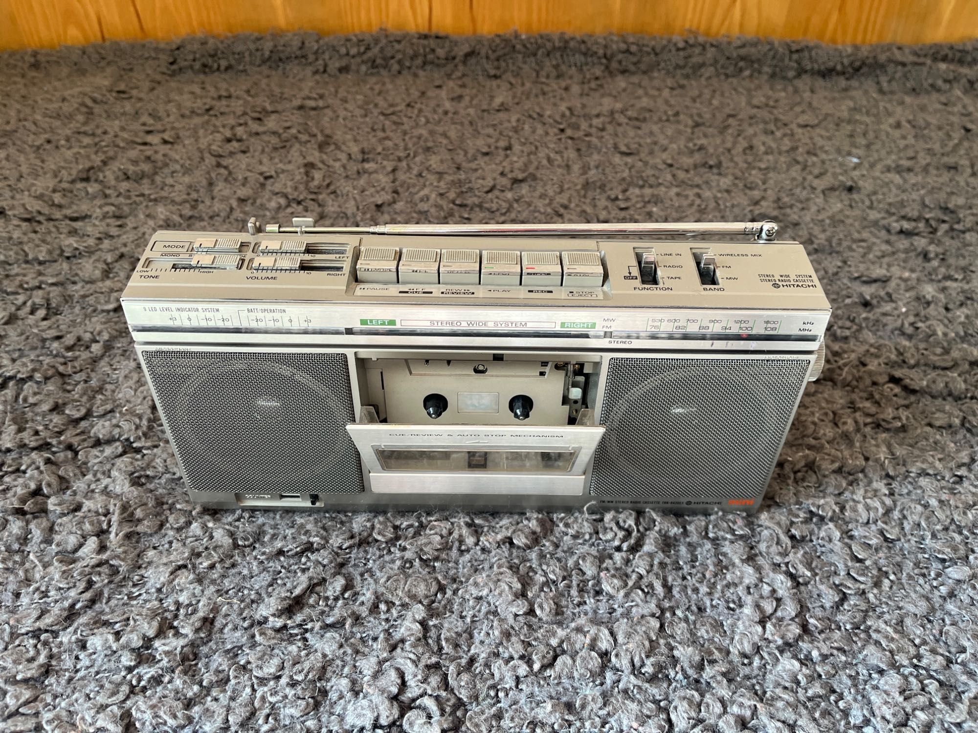 Ретро радио касетофон Hitachi TRK-8430EX