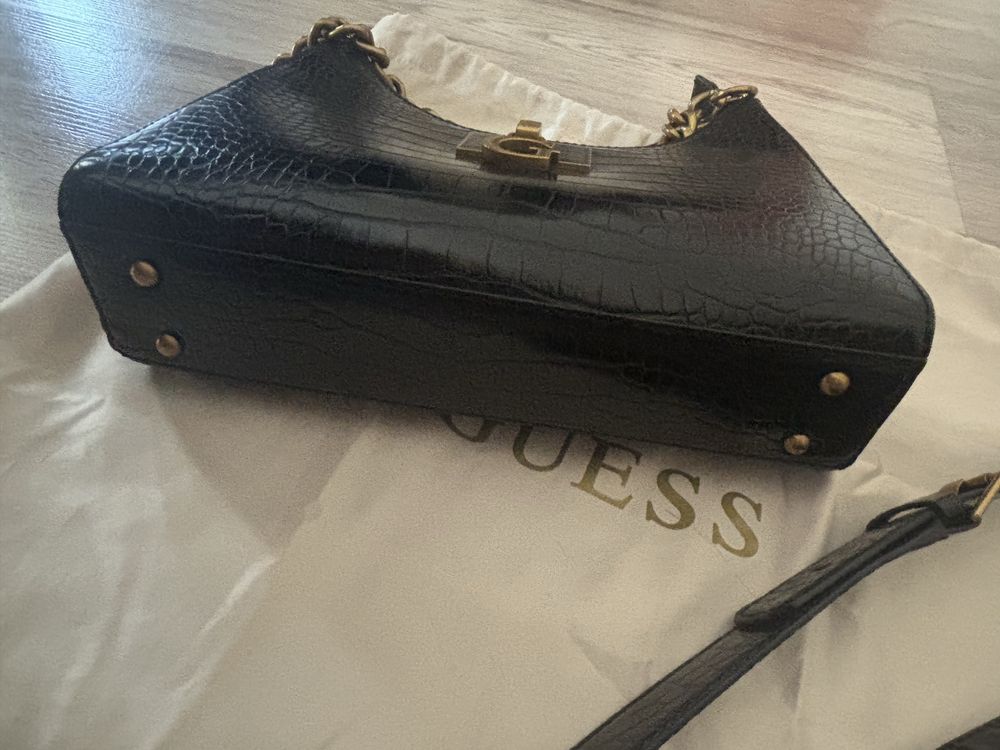 Кожена чанта Guess