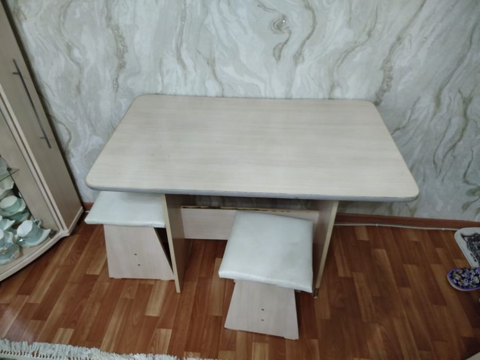 Стол с 2 стульями