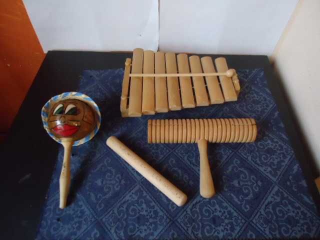 тарамбука, маракас Куба, кастанети, там-там барабанче,барабан-език