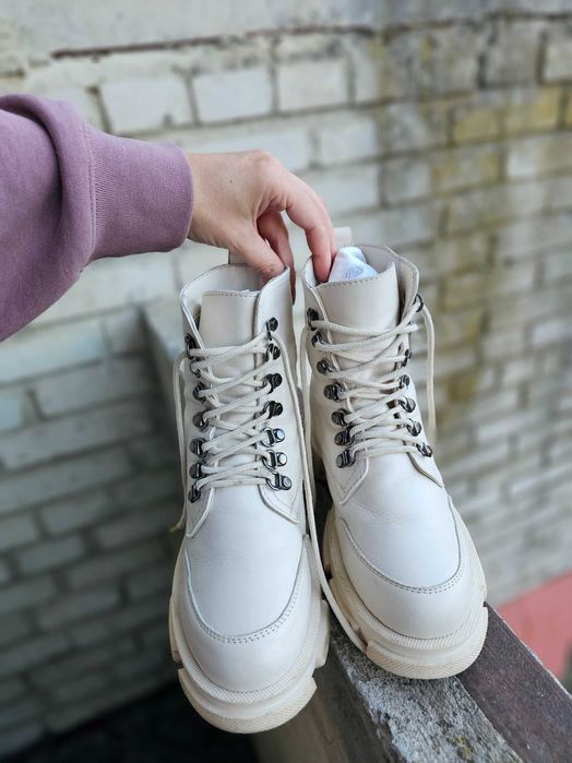 Продавам кожени обувки в добро състояние