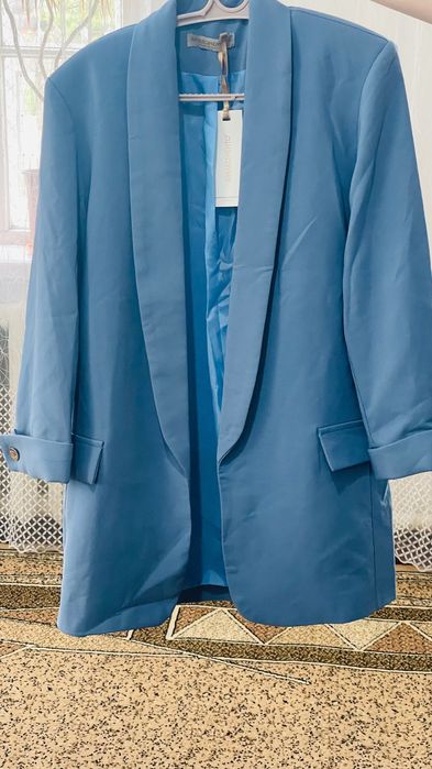 Брючный костюм красивого, серо-голубого цвета.