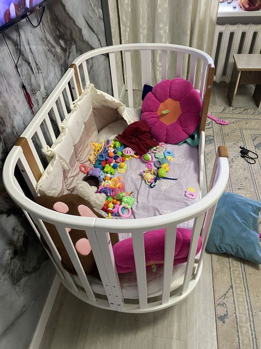 Кровать детский с игрушками