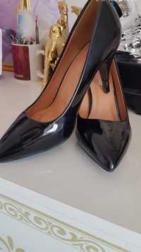 Лакированные черные туфли