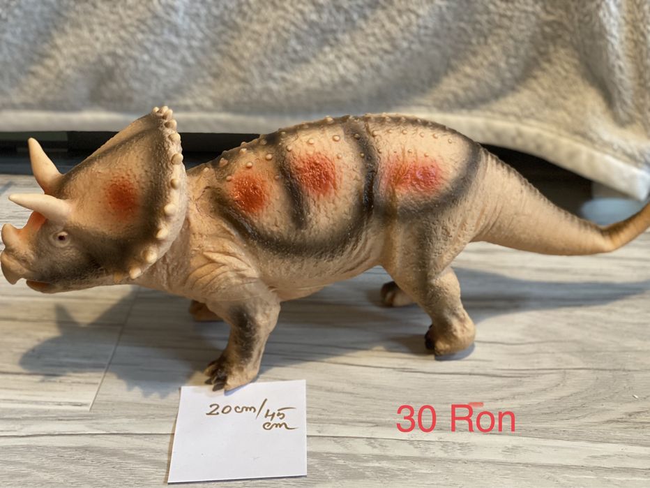 Dinozauri de diferite dimensiuni
