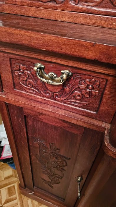 Продам старинный буфет начала 20в. в хорошем состоянии. Самовывоз.