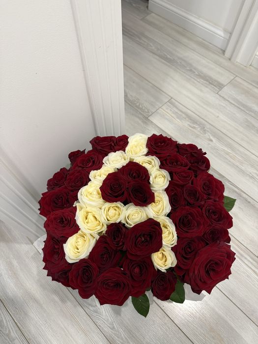 Цветы в корзине 51 роза, буква А