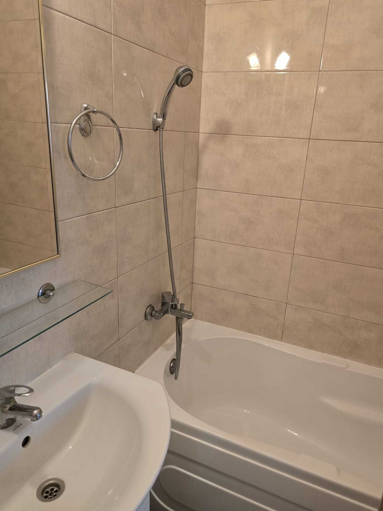 Inchiriez apartament 2 camere decomandat + parcare, 10 minute metrou