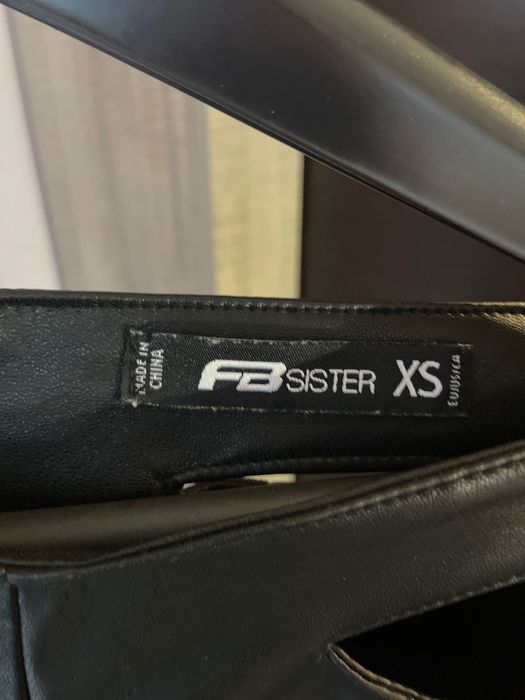 Кожен панталон с крачол тип чарлстон и разрези в талията