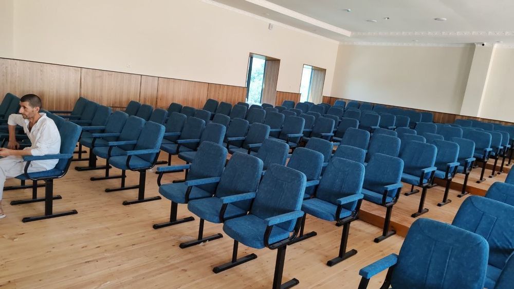 “Yangi auditoriya kreslolari — maktab, institut va ofislar uchun ideal