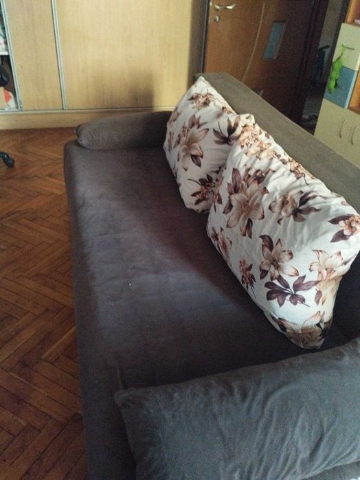 Продавам стар диван