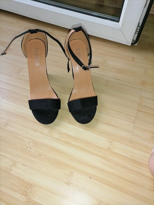 Sandale noi mărimea 37