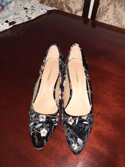 Pantofii damă foarte frumosi si elegti.