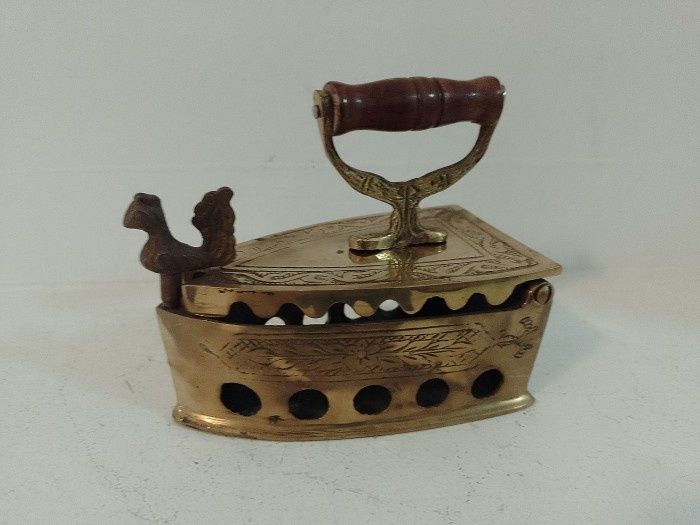 Fier de calcat decorativ miniatural din bronz masiv gravat ,piesa deos