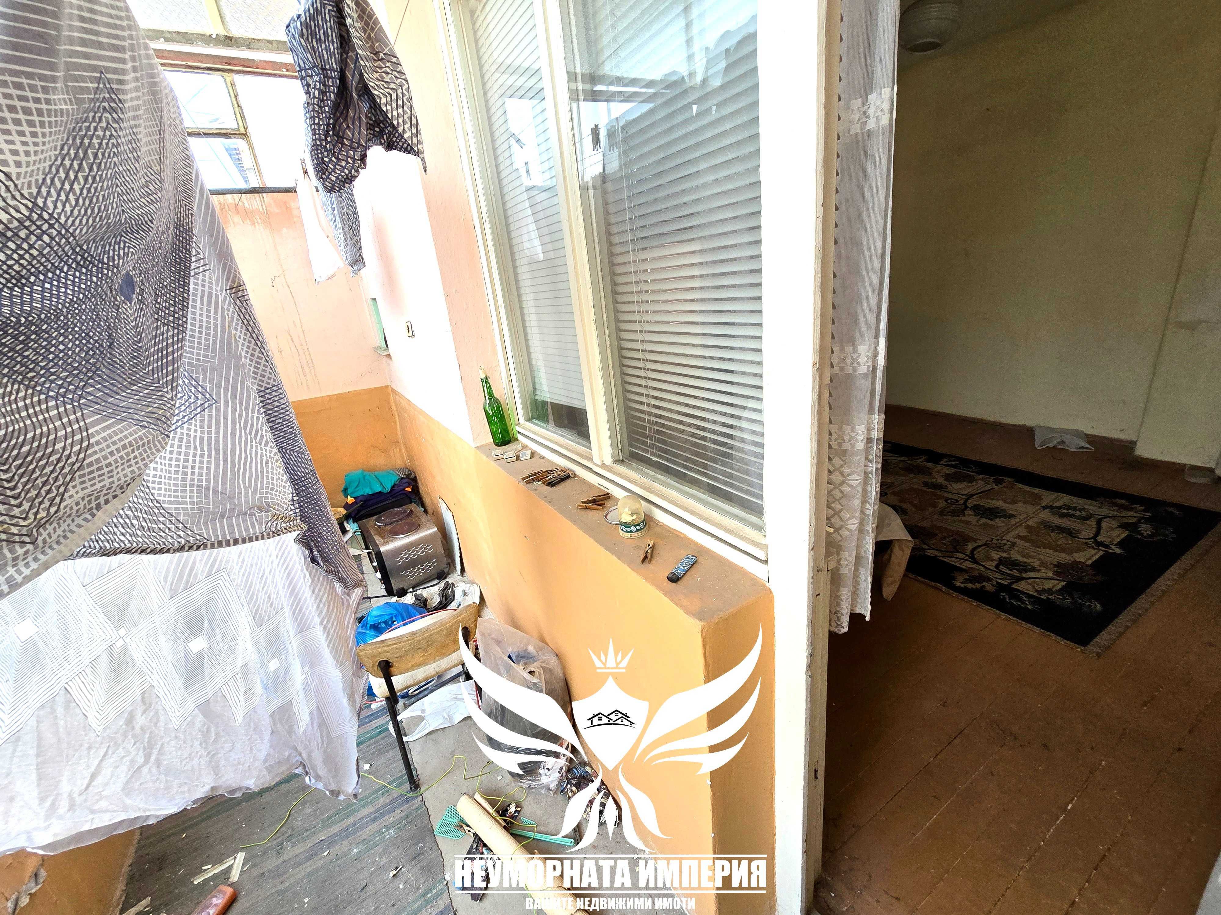 Продавам тристаен с гараж, партерни стаи и 219кв. двор в гр.Асеновград